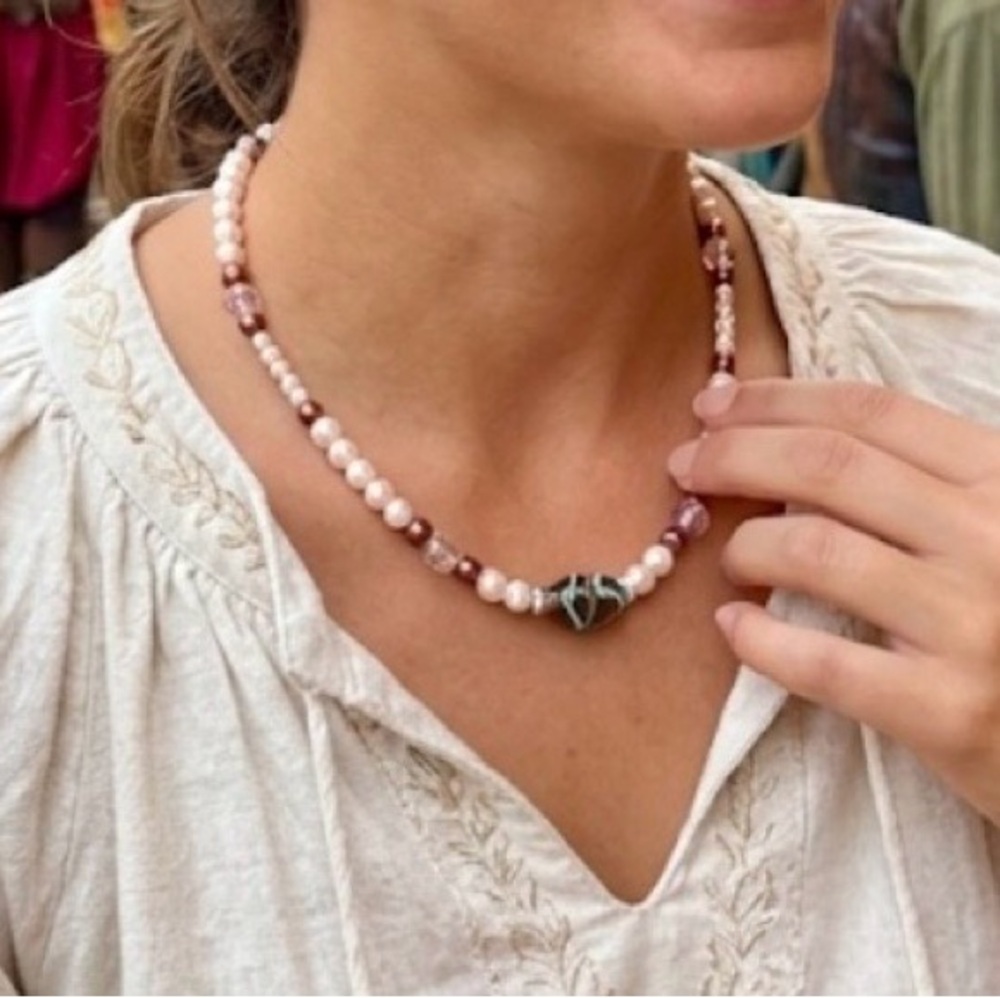 Vintage glass pearl necklace with glass-painted pendant - Picture 9 of 14